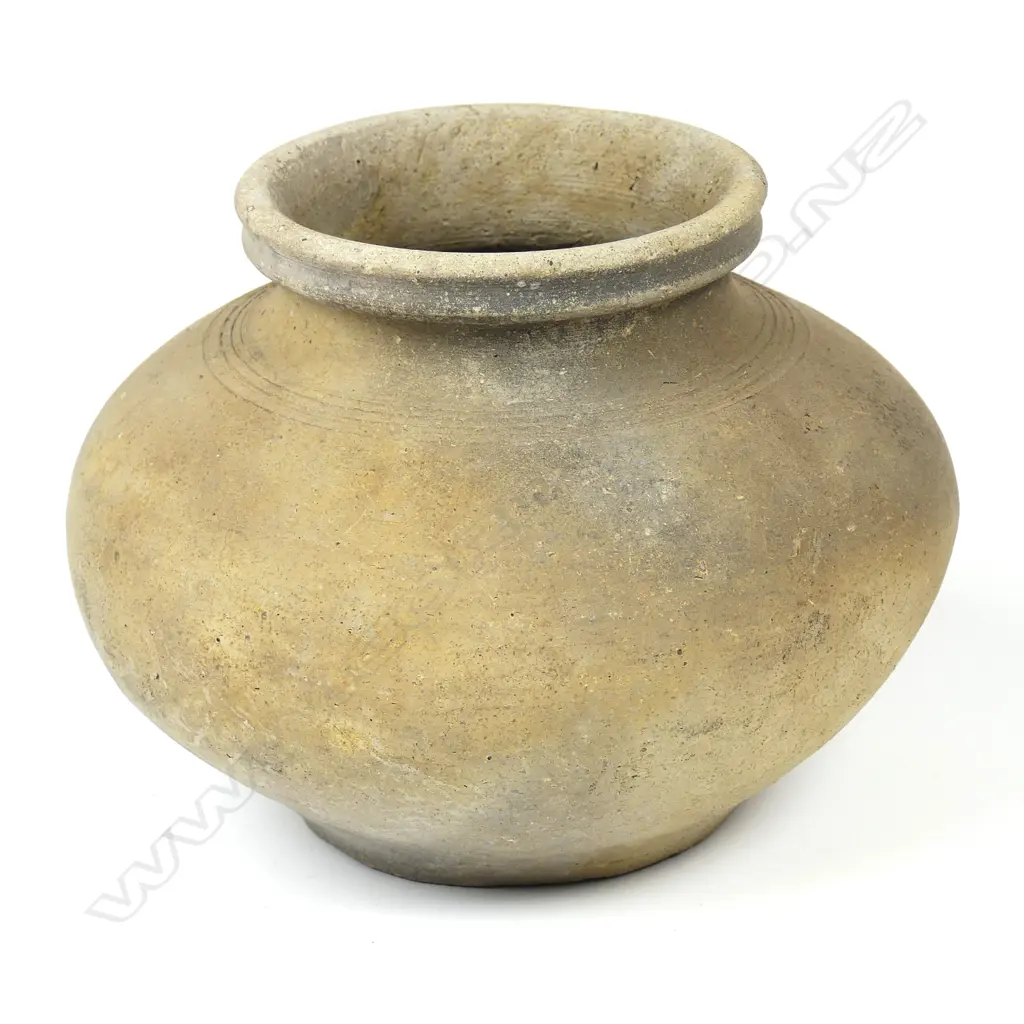 An early pottery jar Image 1++
