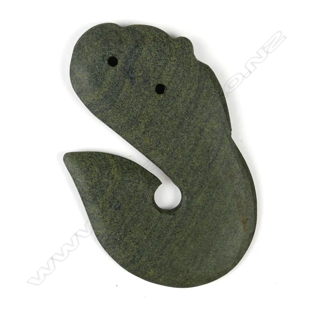 A green stone manaia/matau pendant Image 1++