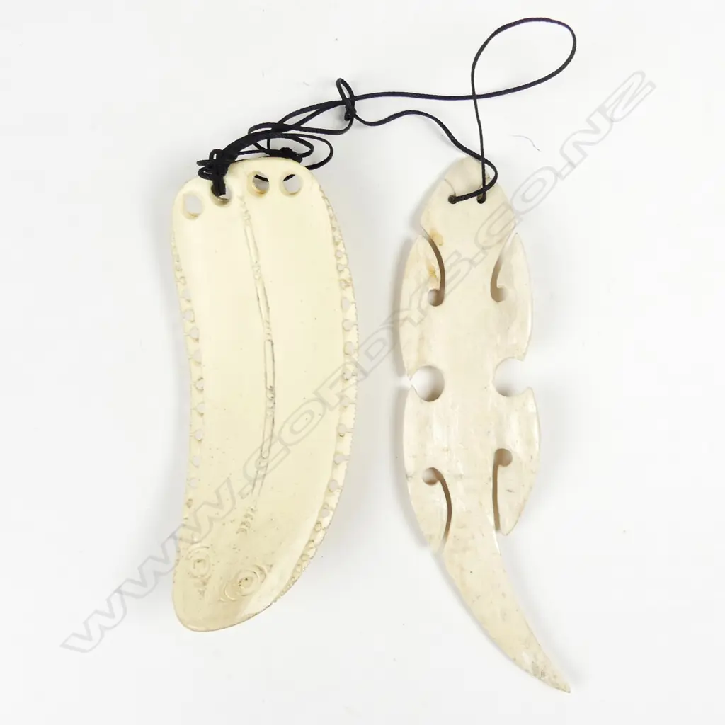 A carved bone lizard pendant Image 1++