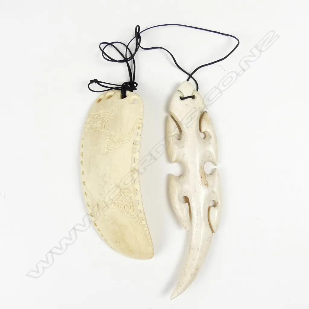A carved bone lizard pendant Image 1++