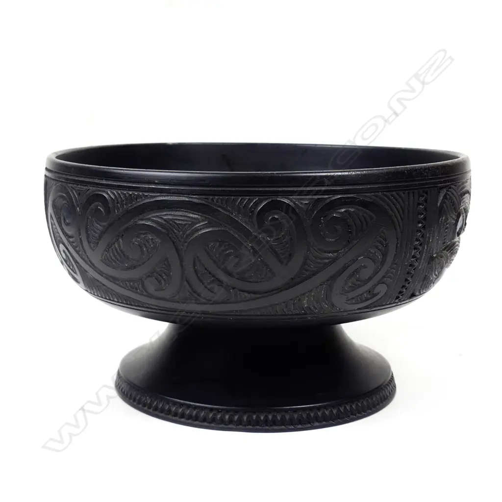 An early 20thC Maori carved kauri pedestal bowl Image 1++