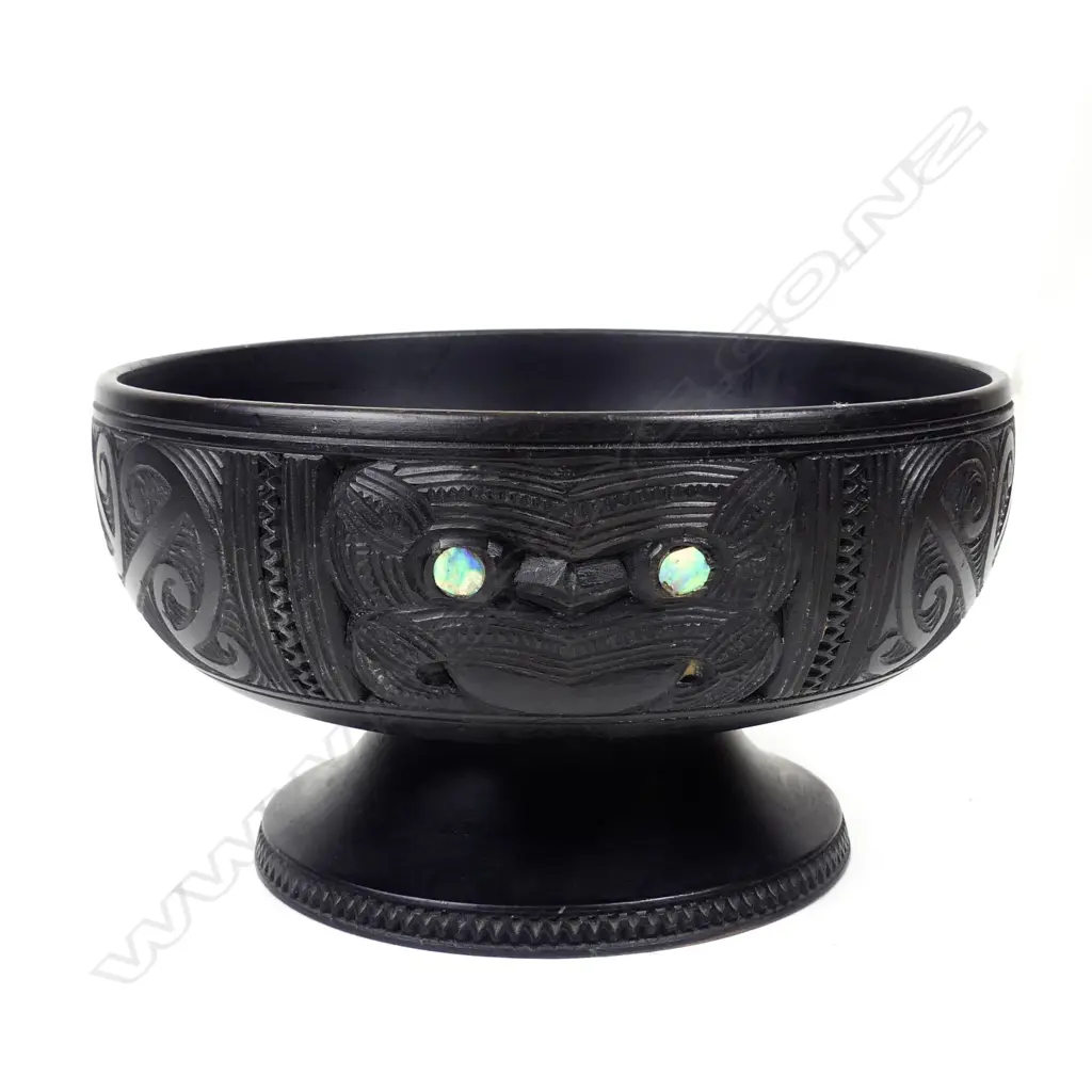An early 20thC Maori carved kauri pedestal bowl Image 1++