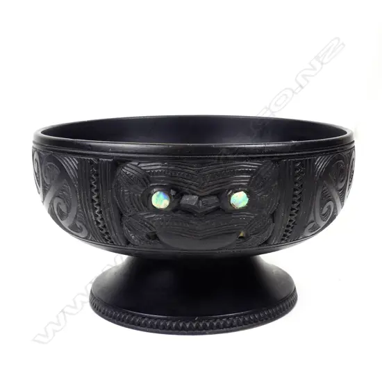 An early 20thC Maori carved kauri pedestal bowl
