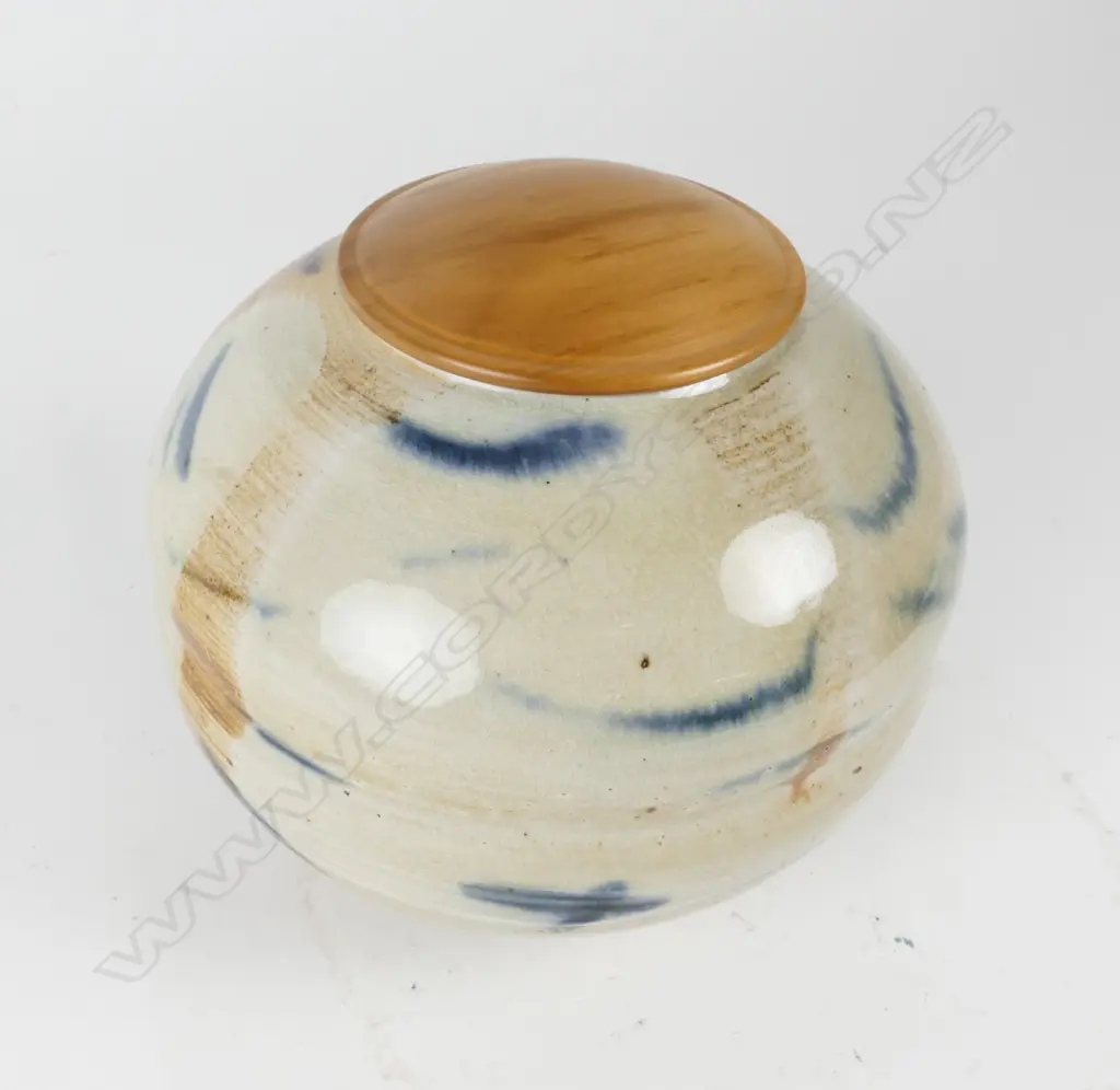Anneke Borren pot with wood lid Image 1++