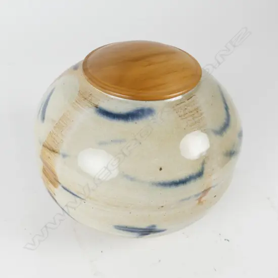 Anneke Borren pot with wood lid