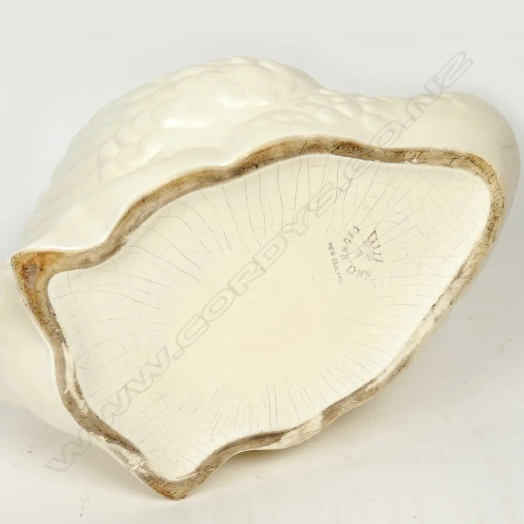 A large Crown Lynn white swan Image 1++