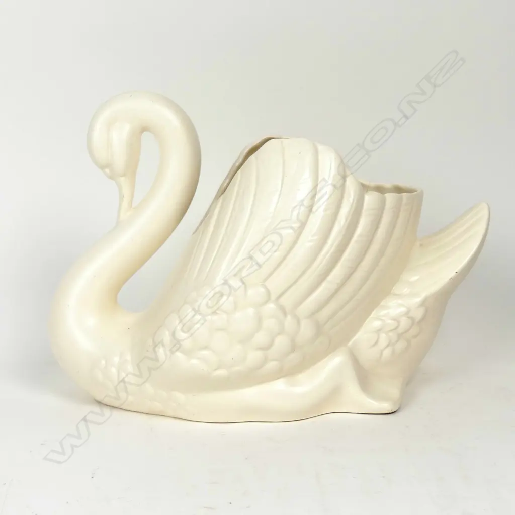 A large Crown Lynn white swan Image 1++