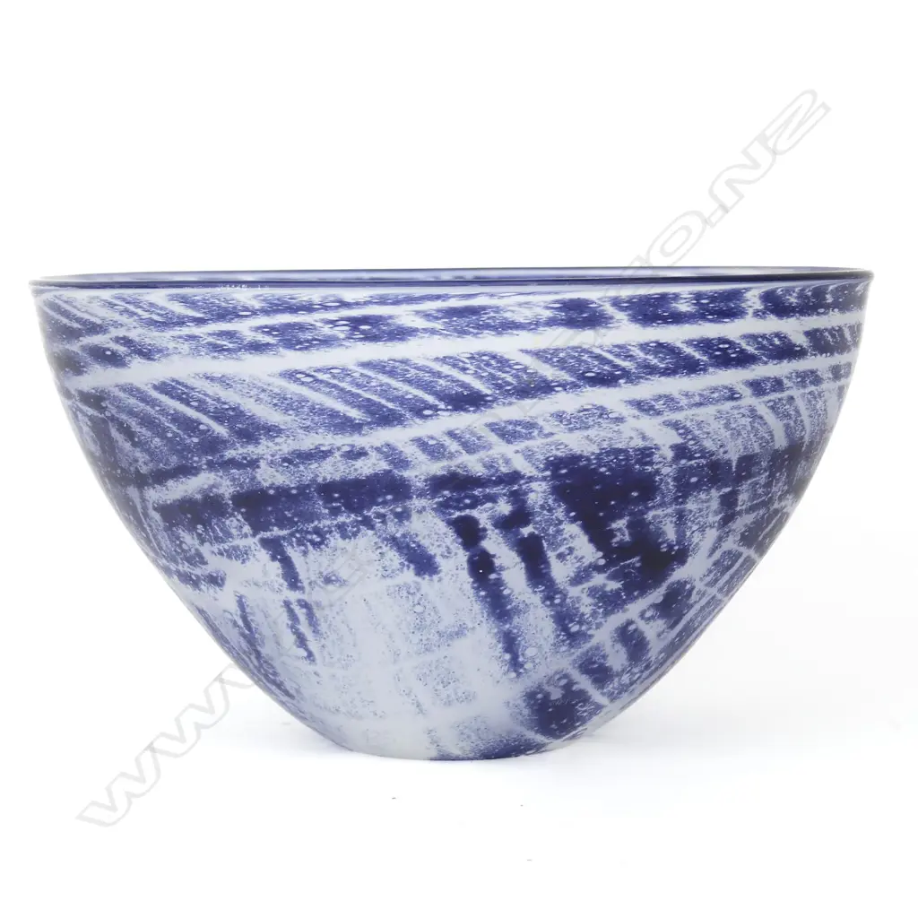 A Mike McGregor studio glass bowl Image 1++