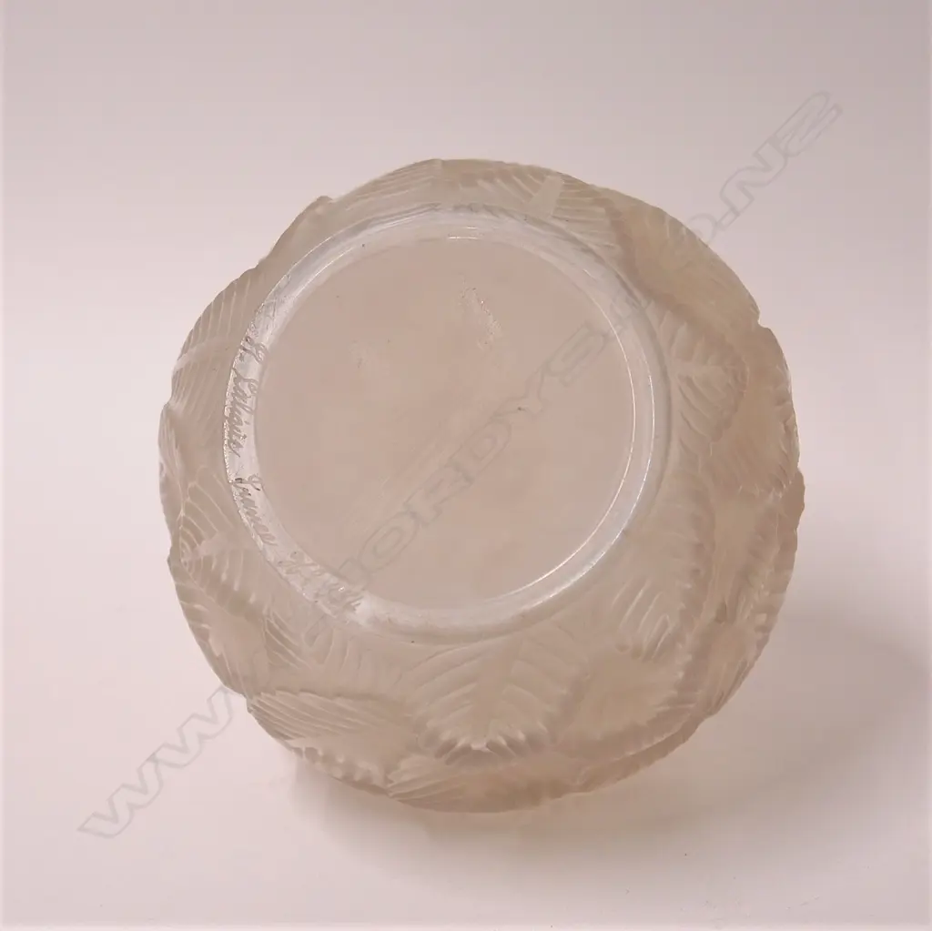 A René Lalique frosted glass 'Ormeaux' vase Image 1++