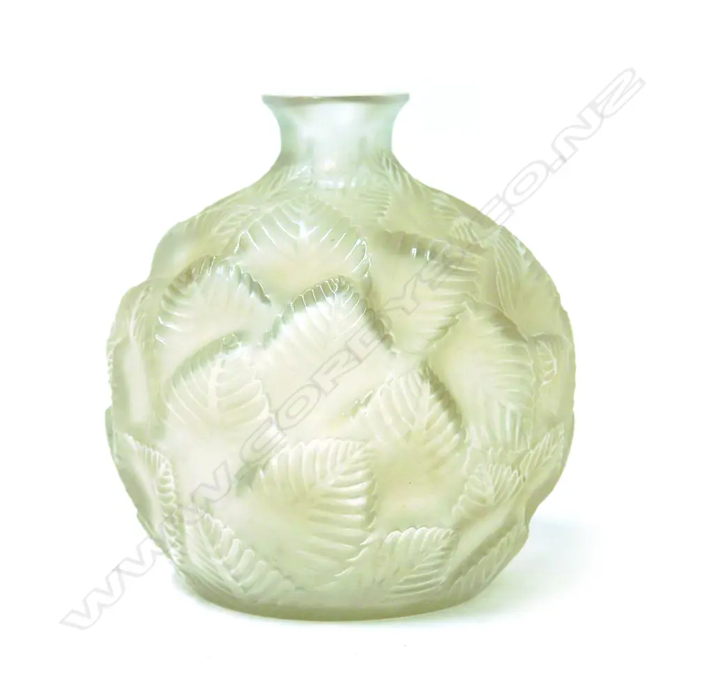 A René Lalique frosted glass 'Ormeaux' vase Image 1++