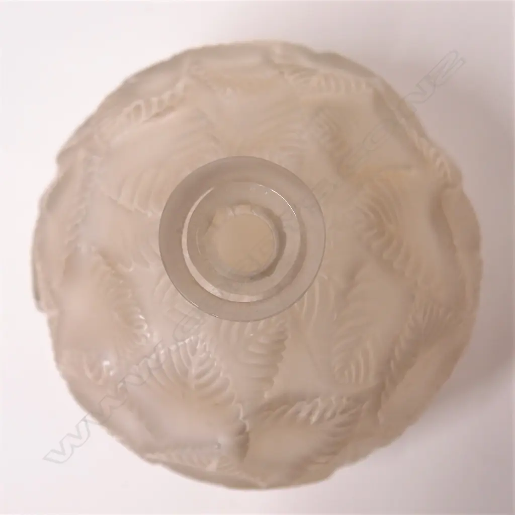 A René Lalique frosted glass 'Ormeaux' vase Image 1++