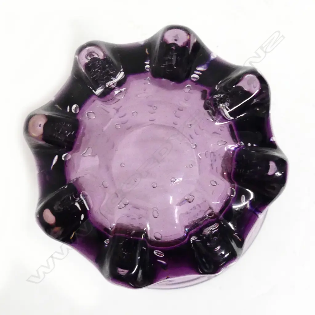 A mid-century studio glass vase Image 1++