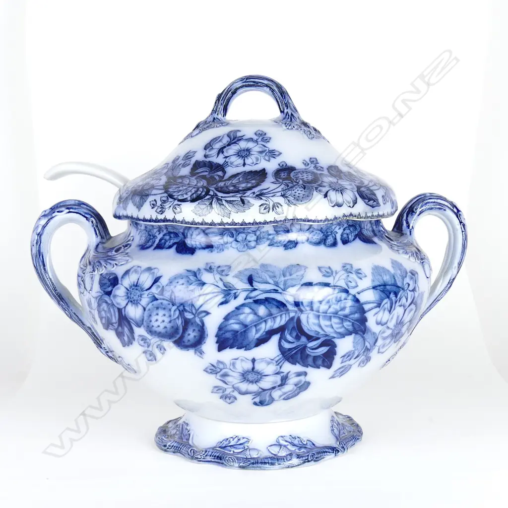 A Victorian Copeland Spode blue and white soup tureen Image 1++