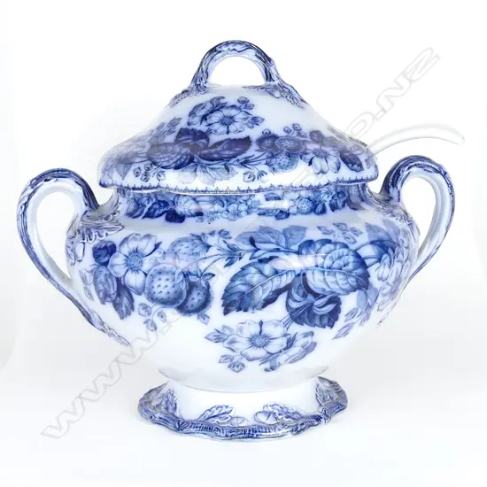 A Victorian Copeland Spode blue and white soup tureen