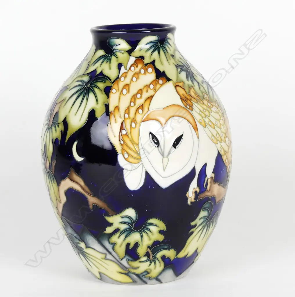 A modern Moorcroft vase Image 1++