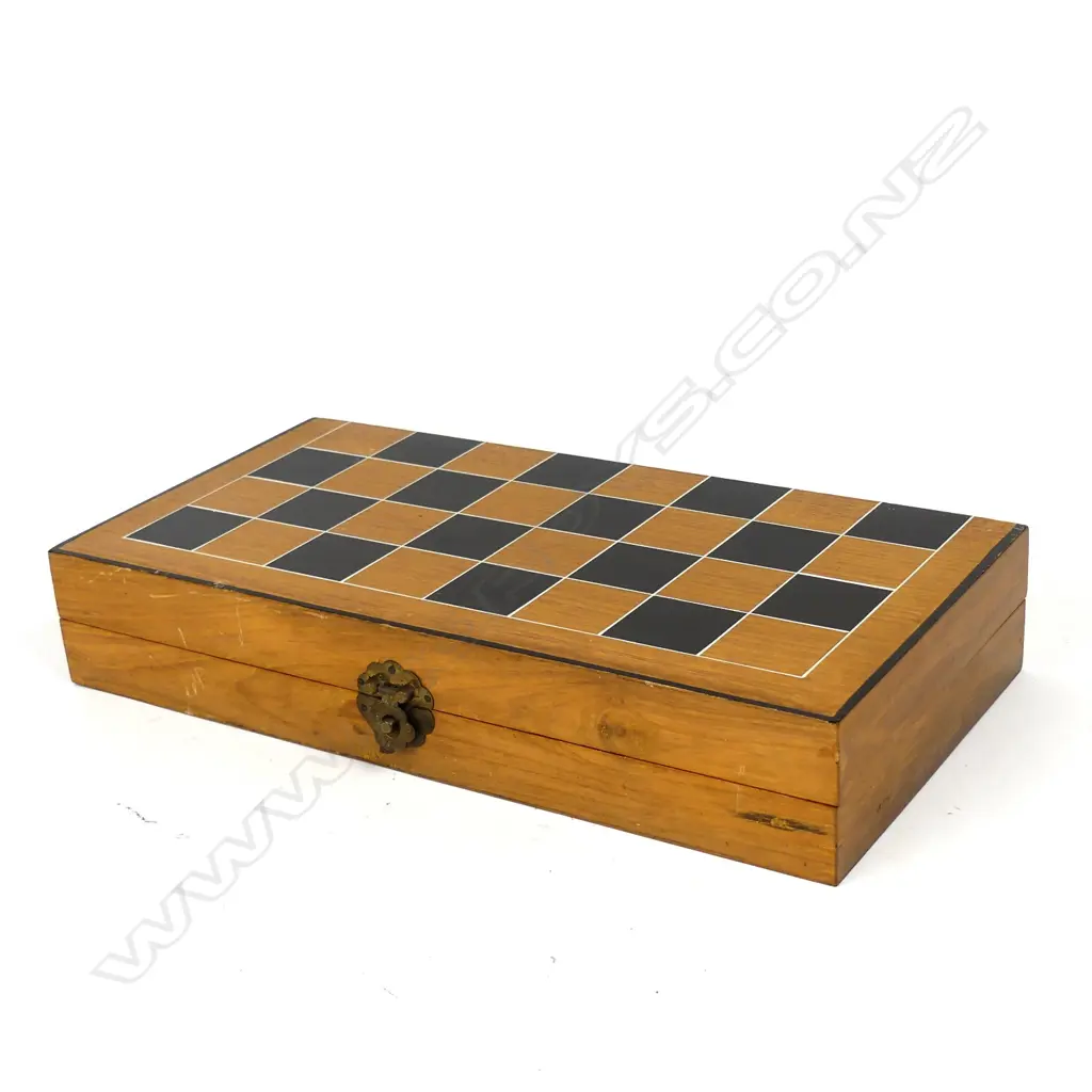 A vintage carved ivory chess set Image 1++