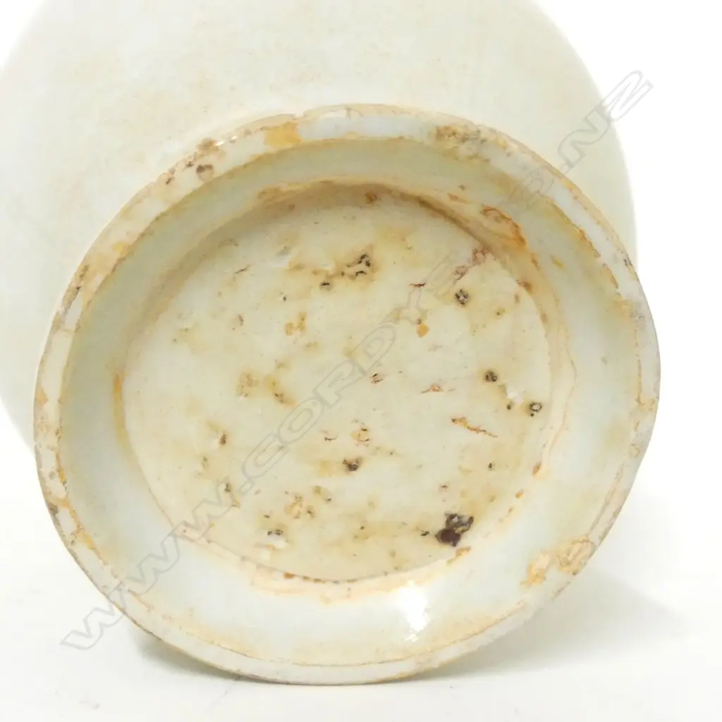 PORCELAIN VASE WITH LUG HANDLES Image 1++