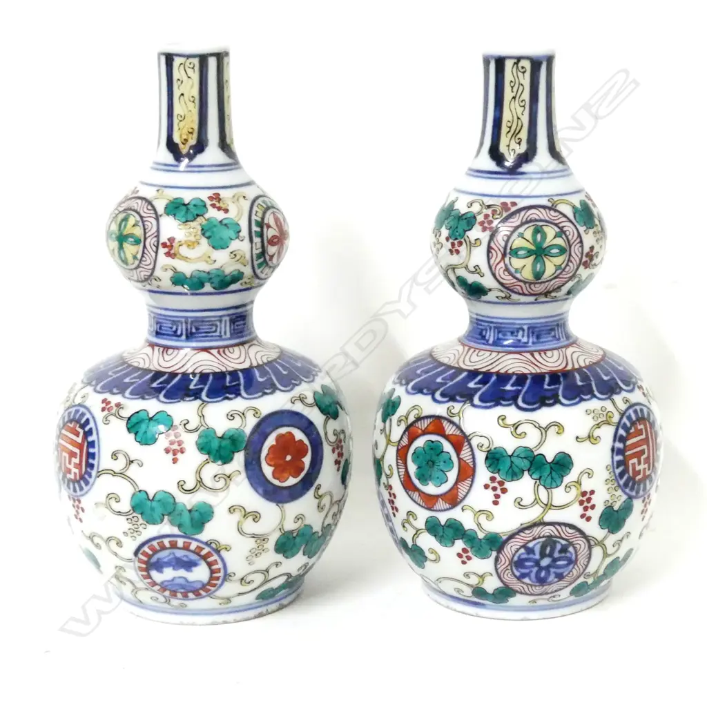 A pair of small Chinese porcelain double gourd bottle vases Image 1++