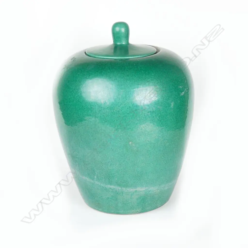 A Chinese emerald green glazed porcelain jar and cover Image 1++