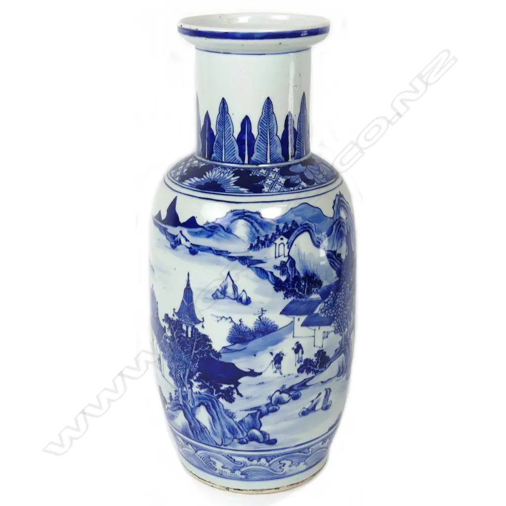 A Chinese blue and white vase Image 1++