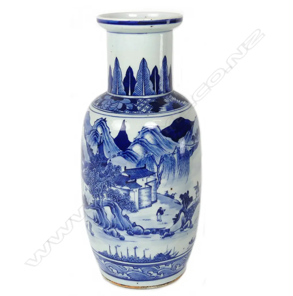 A Chinese blue and white vase Image 1++