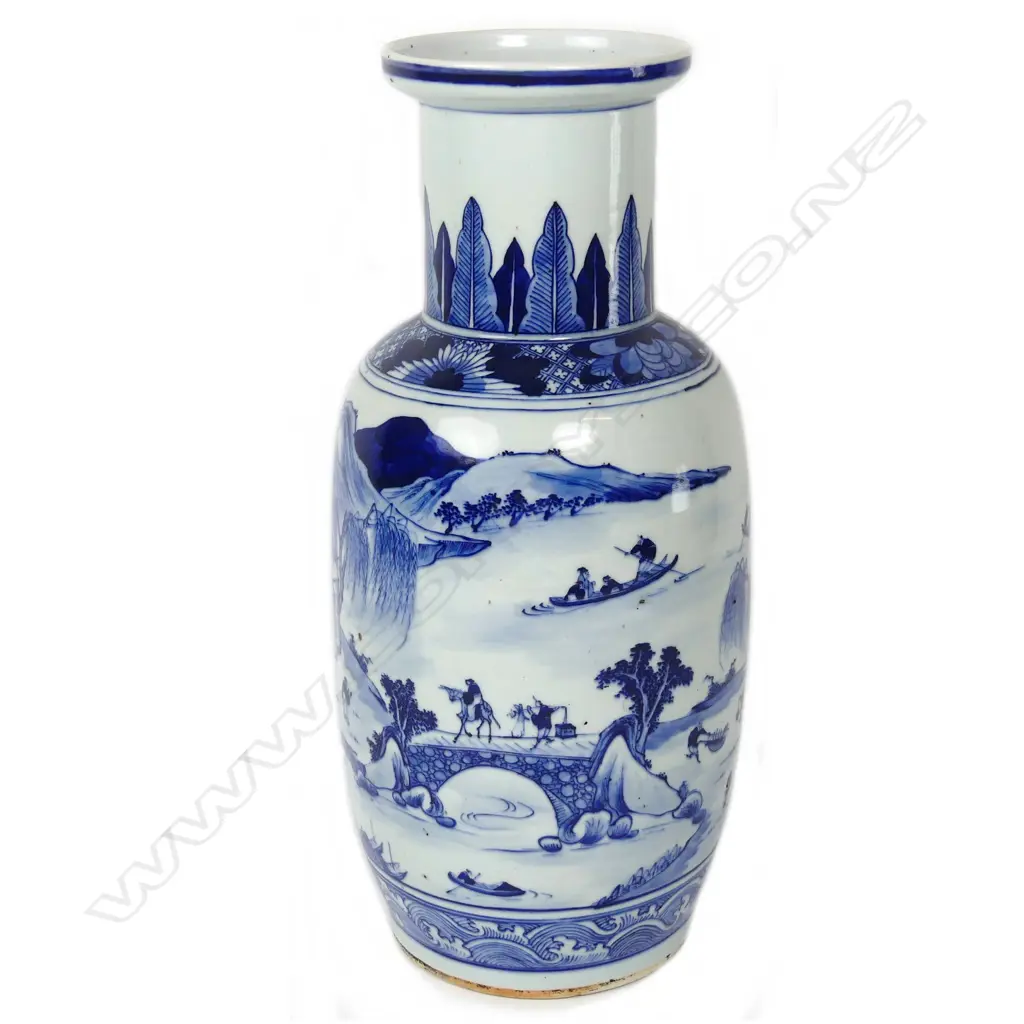A Chinese blue and white vase Image 1++