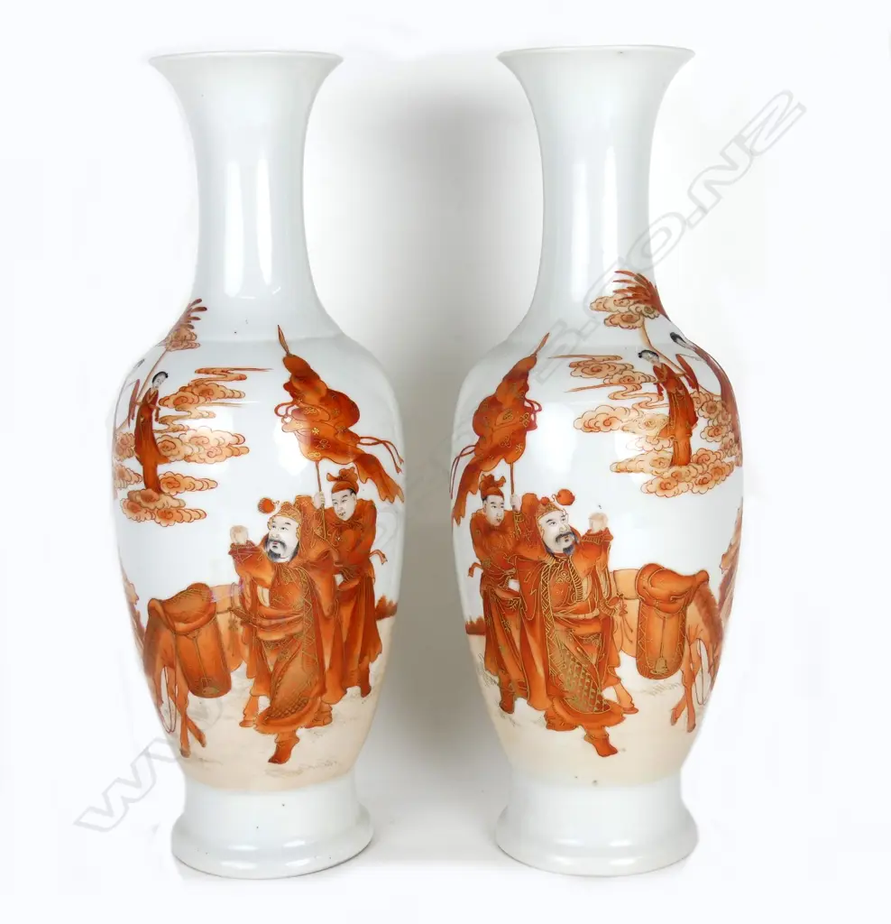 A pair of Chinese porcelain vases Image 1++