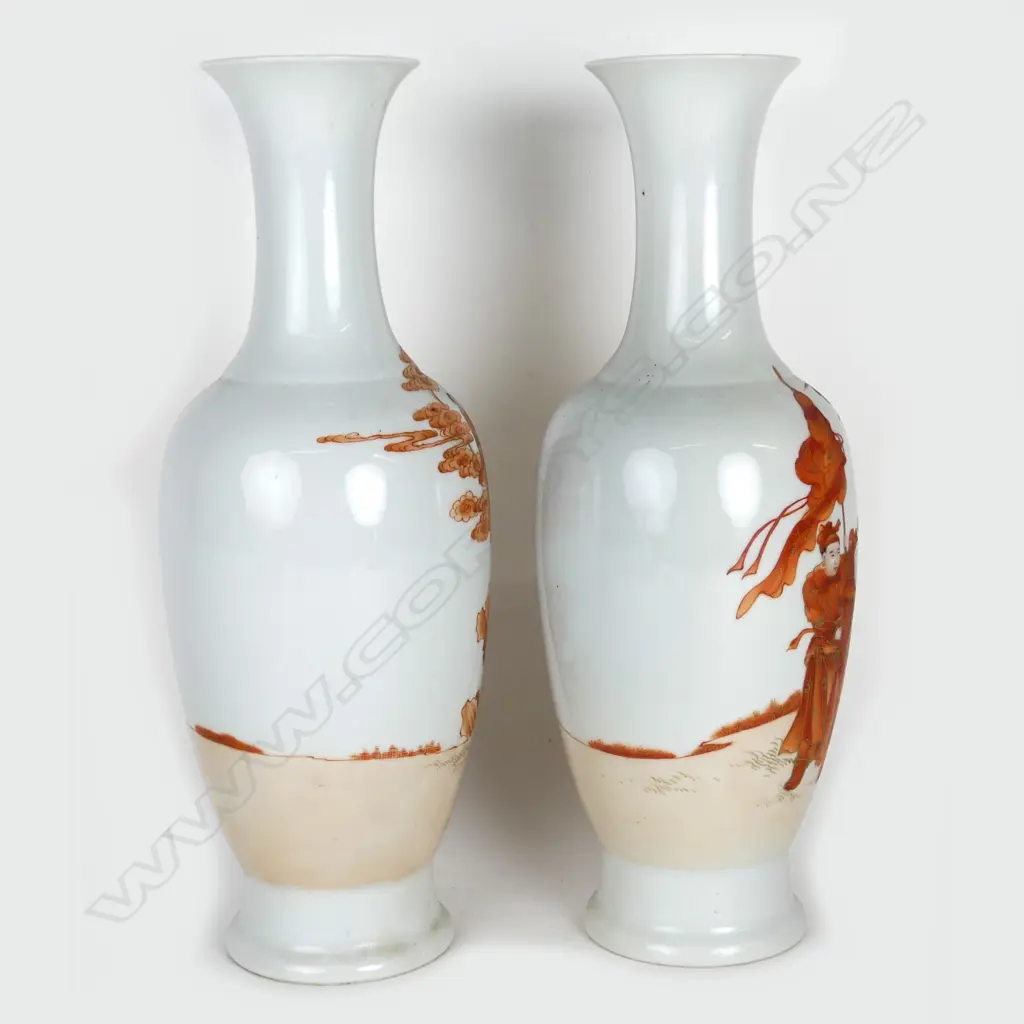 A pair of Chinese porcelain vases Image 1++
