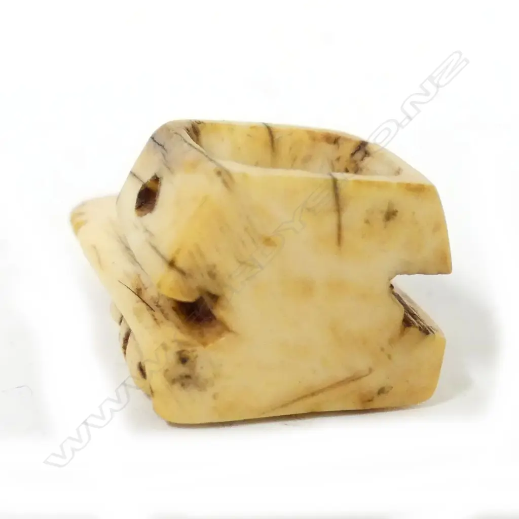 An old very small ivory netsuke Image 1++