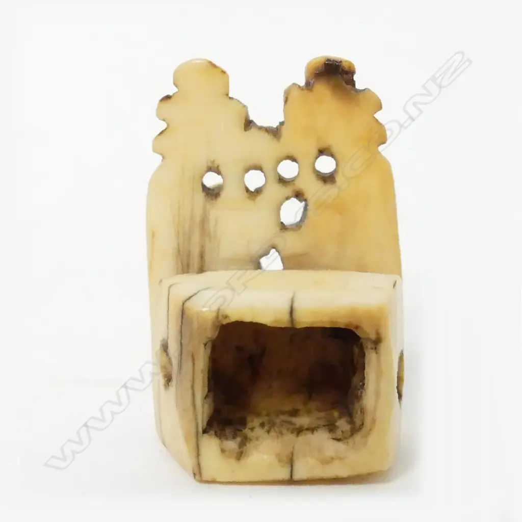 An old very small ivory netsuke Image 1++