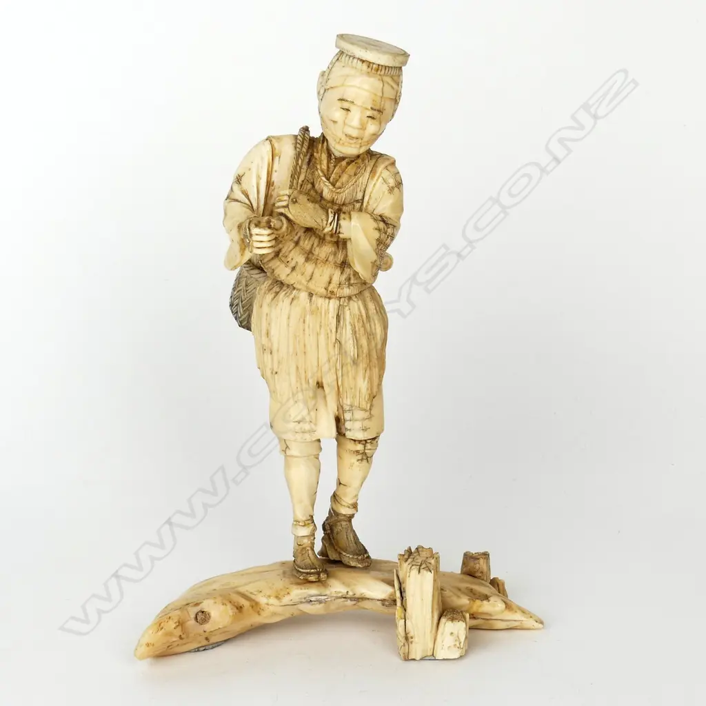 An early Meiji period Japanese ivory okimono figure Image 1++