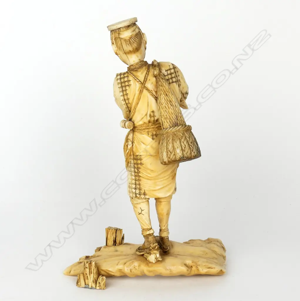 An early Meiji period Japanese ivory okimono figure Image 1++