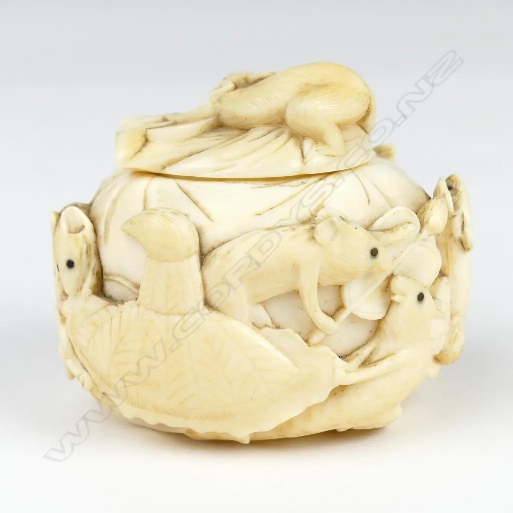 A small Japanese ivory box Image 1++