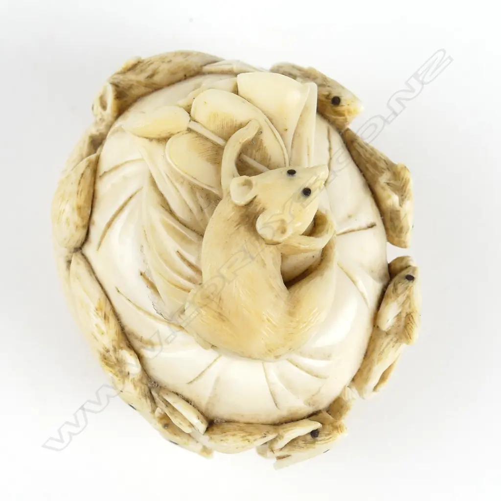 A small Japanese ivory box Image 1++