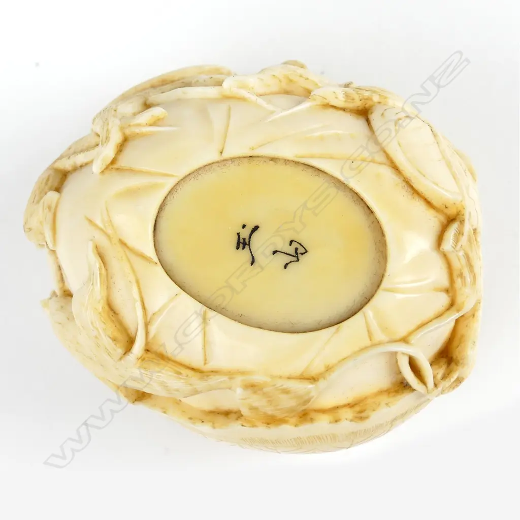 A small Japanese ivory box Image 1++