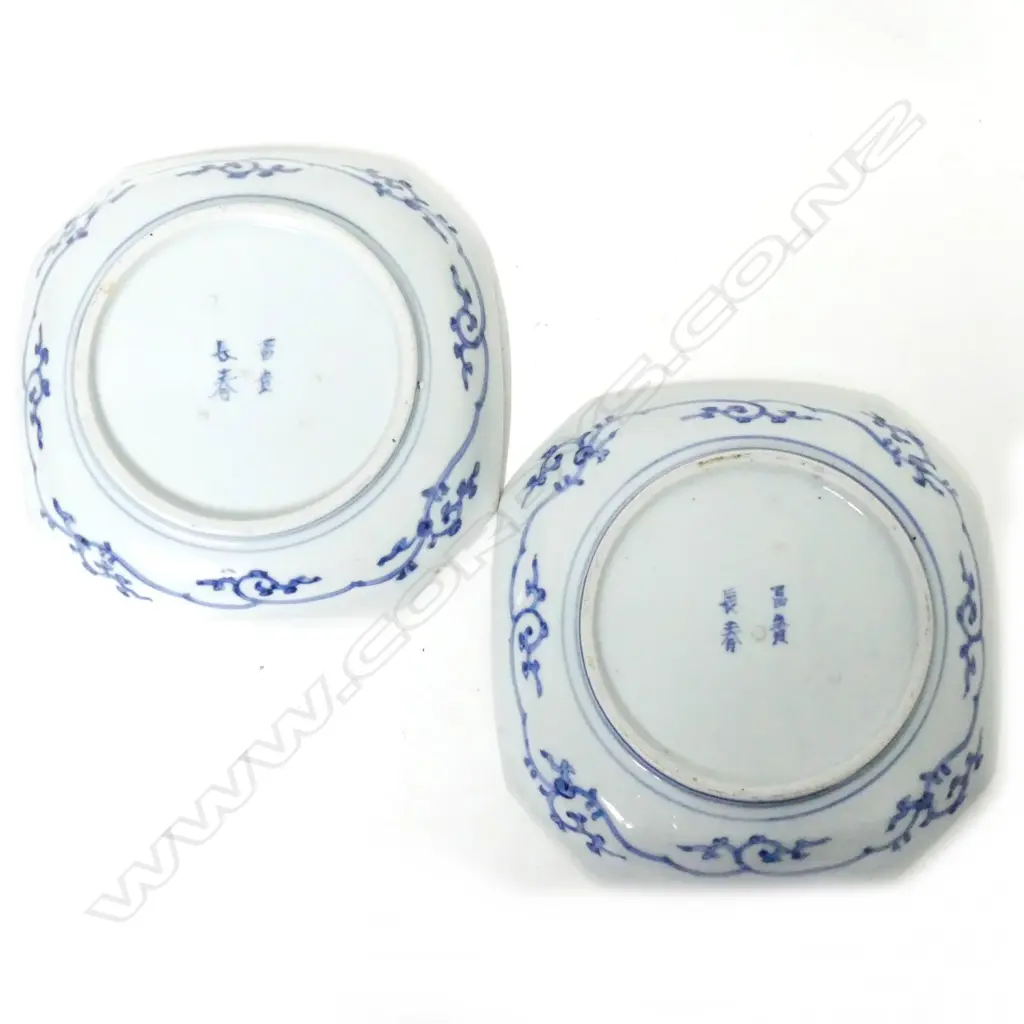 A pair of Japanese octagonal dishes Image 1++