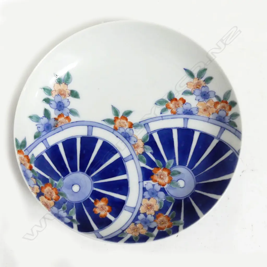A Japanese porcelain shallow dish Image 1++