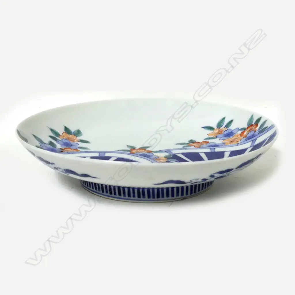 A Japanese porcelain shallow dish Image 1++