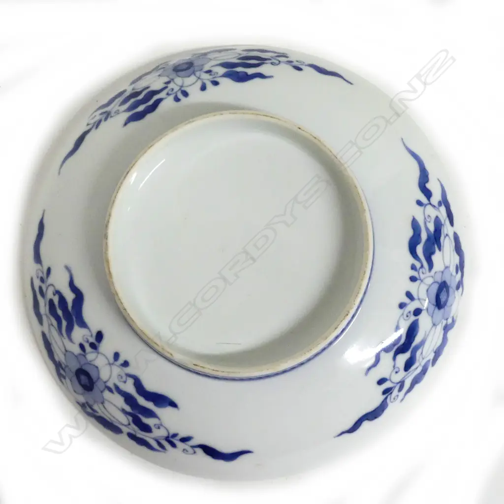 A Japanese porcelain shallow dish Image 1++