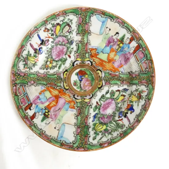 A Chinese 'rose medallion' porcelain plate