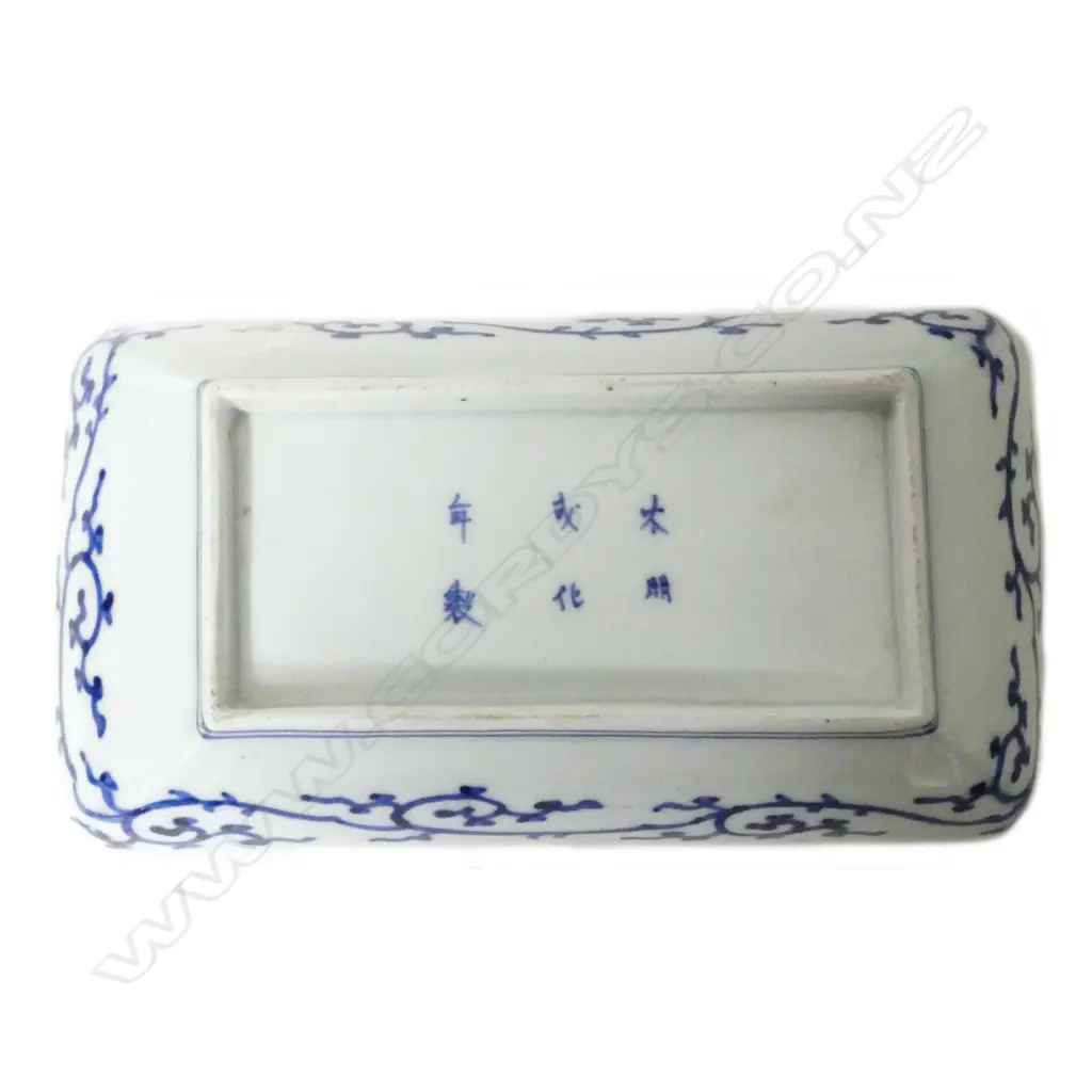 A Chinese porcelain oblong dish Image 1++