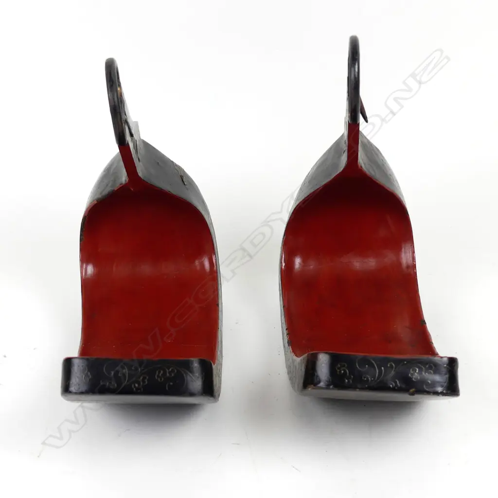 A pair of Japanese Edo period equestrian samurai stirrups (abumi) Image 1++