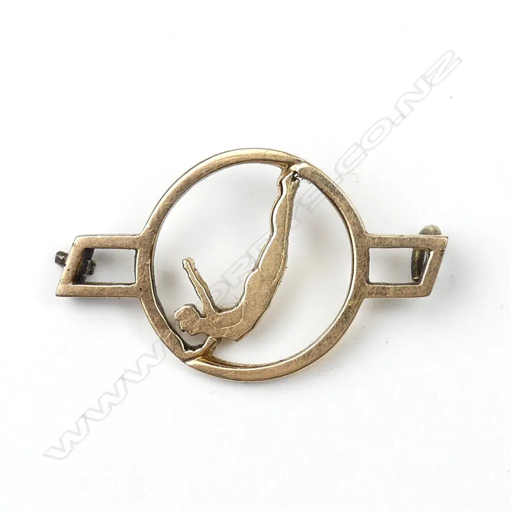 A vintage N.Z. 18ct. yellow gold swimming badge Image 1++