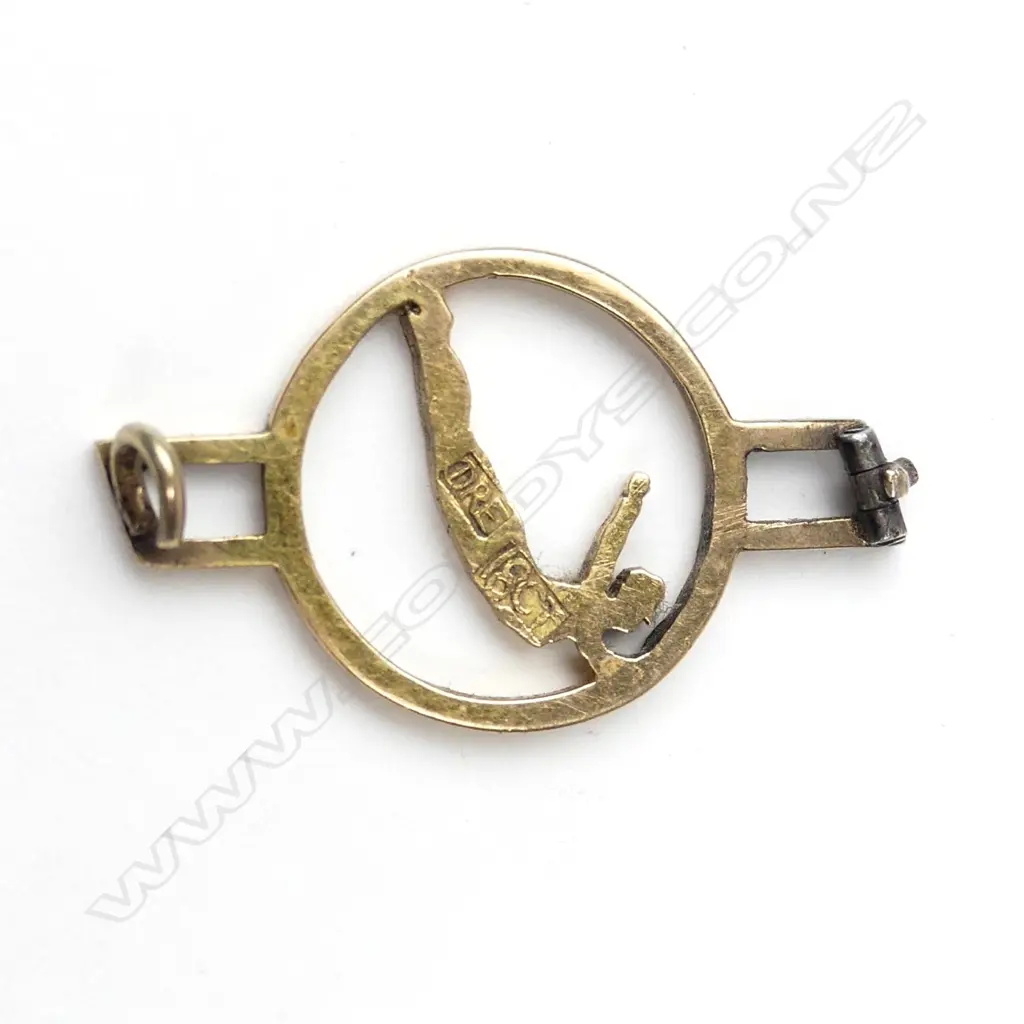 A vintage N.Z. 18ct. yellow gold swimming badge Image 1++