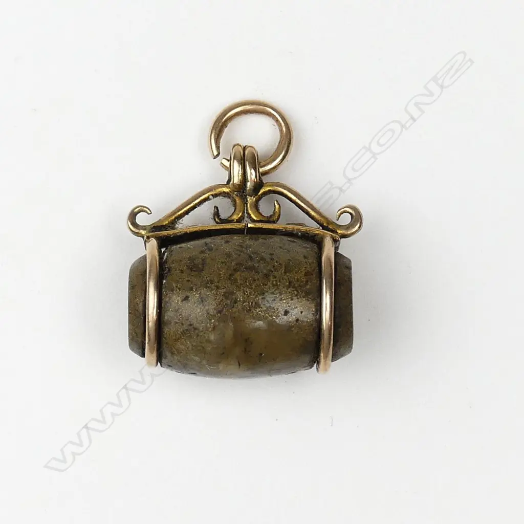 An uncommon New Zealand colonial gold bearing quartz and 9ct. rose gold fob Image 1++