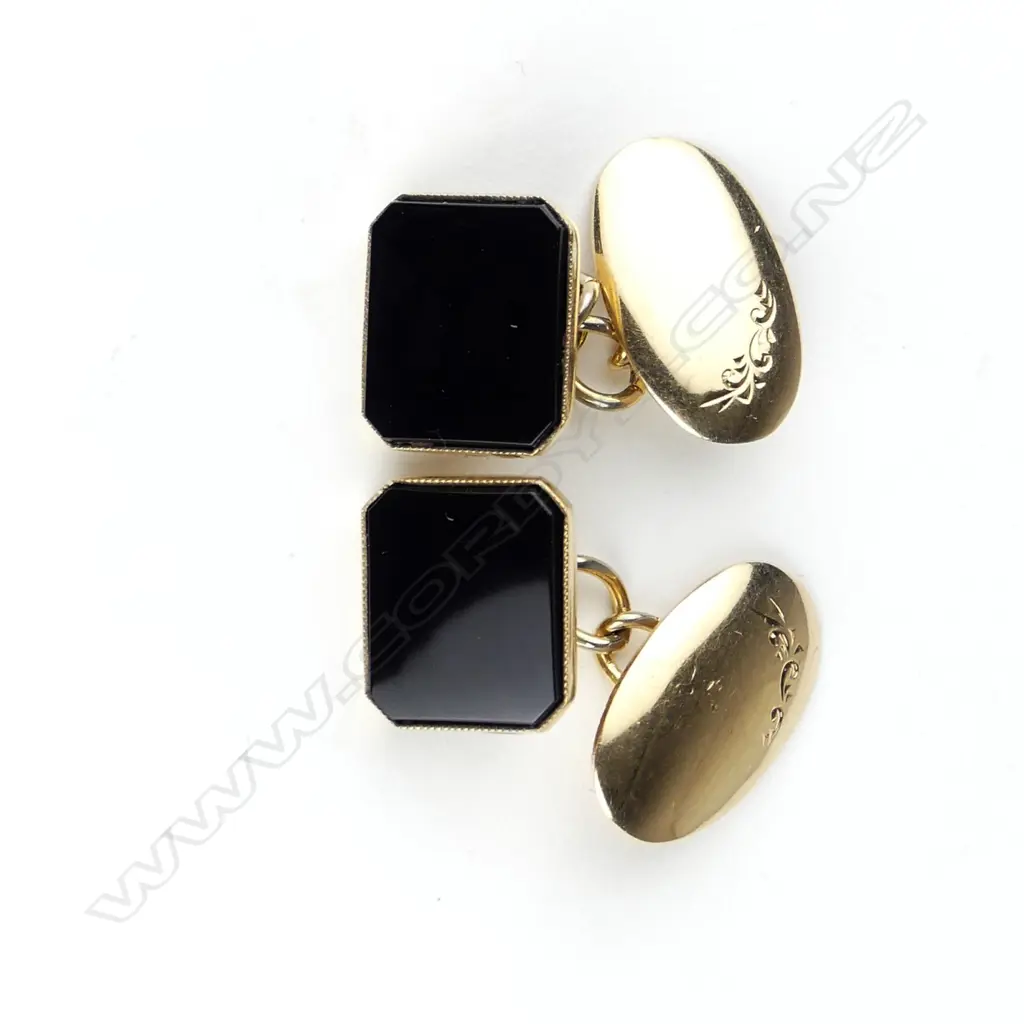 A pair of 9ct gold and onyx cuff links Image 1++