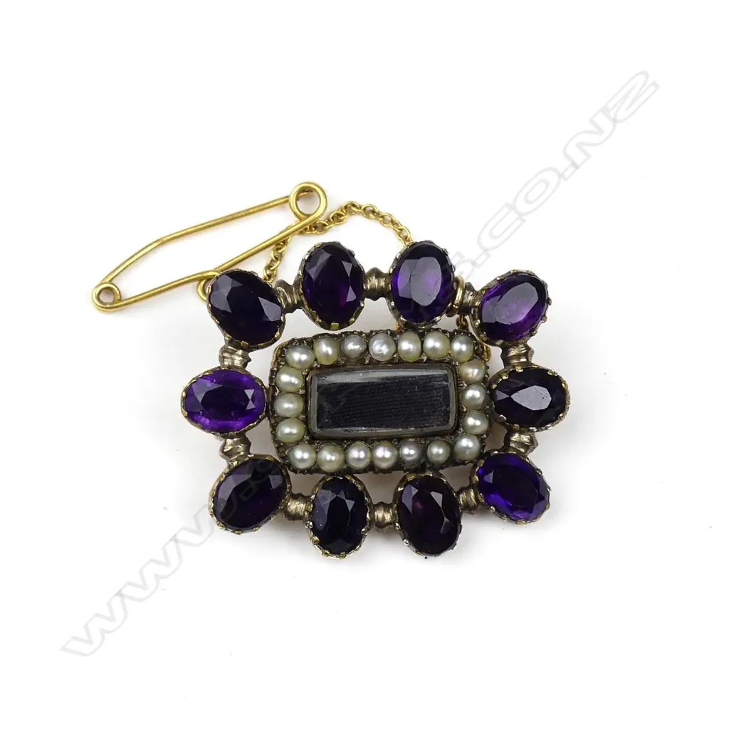 A Victorian silver gilt mourning brooch Image 1++