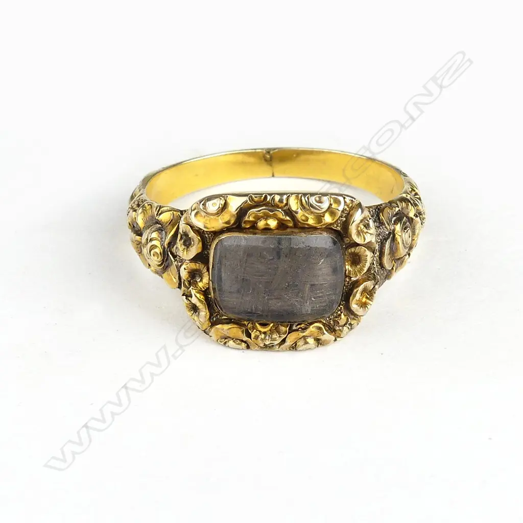 A Georgian 18ct gold mourning ring Image 1++