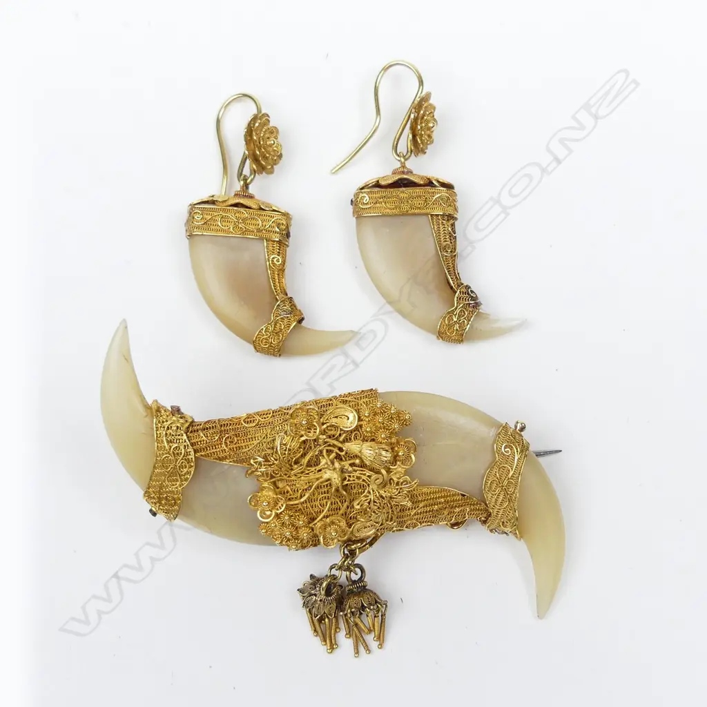A c.1900 fancy high carat gold mounted double tiger's claw brooch and earring set Image 1++