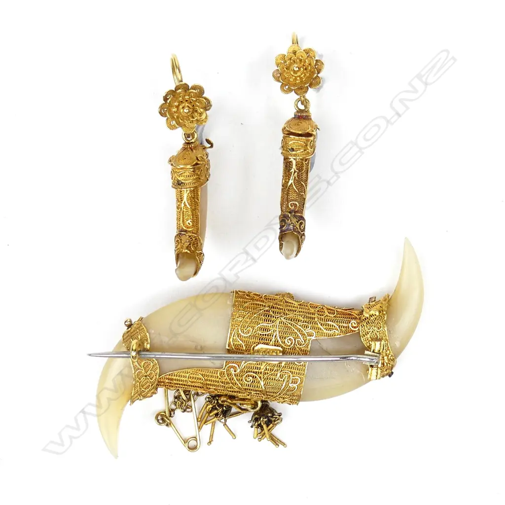 A c.1900 fancy high carat gold mounted double tiger's claw brooch and earring set Image 1++
